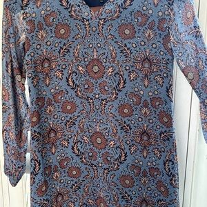 CAbi Blue and Brown Floral Tunic XS‎ along sleeve lined chest 34 in length 34 in